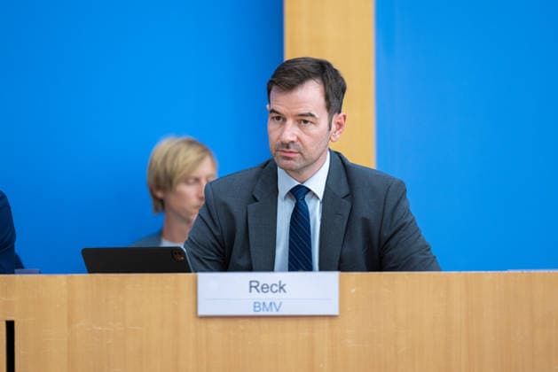 regierungspressekonferenz Deutschland, Berlin am 10. August 2026: Alexander Reck, Sprecher der Bundesministerium für Verkehr (BMV) stellt sich in der Bundespressekonferenz den Fragen der Presse.