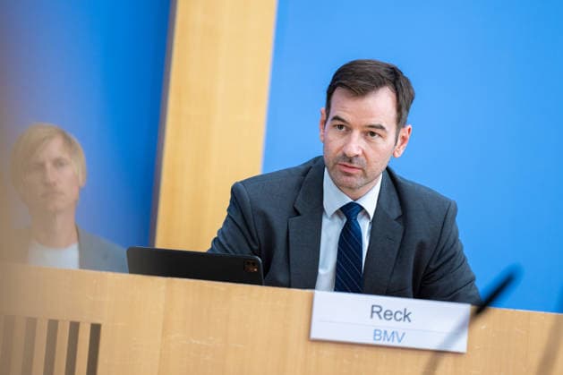 regierungspressekonferenz Deutschland, Berlin am 10. August 2026: Alexander Reck, Sprecher der Bundesministerium für Verkehr (BMV) stellt sich in der Bundespressekonferenz den Fragen der Presse.