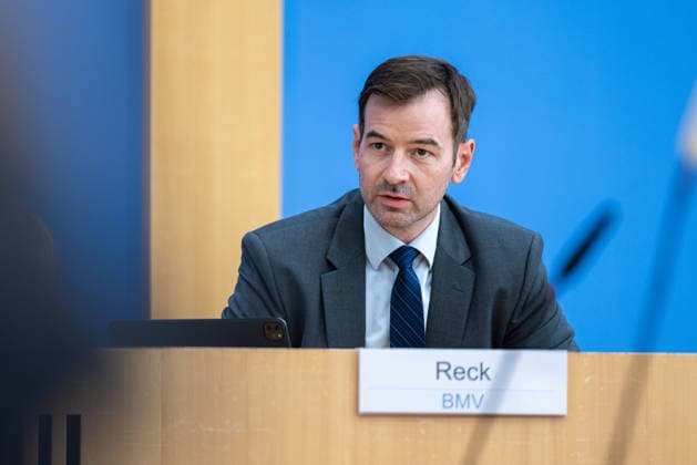 regierungspressekonferenz Deutschland, Berlin am 10. August 2026: Alexander Reck, Sprecher der Bundesministerium für Verkehr (BMV) stellt sich in der Bundespressekonferenz den Fragen der Presse.