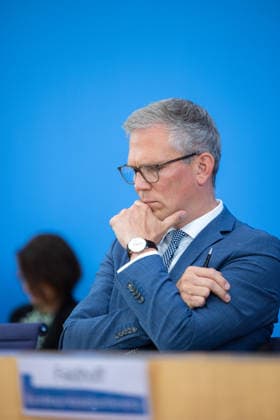 regierungspressekonferenz Deutschland, Berlin am 10. August 2026: Sebastian Hille, Stellvertretender Sprecher der Bundesregierung stellt sich der Presse in dem Saal der Bundespressekonferenz.