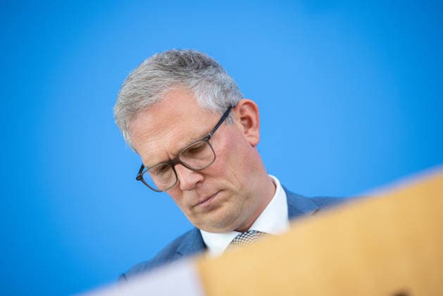 regierungspressekonferenz Deutschland, Berlin am 10. August 2026: Sebastian Hille, Stellvertretender Sprecher der Bundesregierung stellt sich der Presse in dem Saal der Bundespressekonferenz.