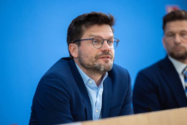 regierungspressekonferenz Deutschland, Berlin am 10. August 2026: Marius Mühlhausen,Stellvertretende Pressesprecher der Bundesministerium für Arbeit und Soziales (BMAS) stellt sich in der Bundespressekonferenz den Fragen der Presse