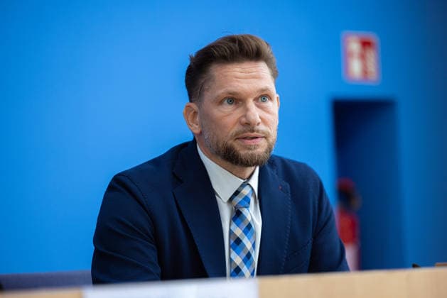 regierungspressekonferenz Deutschland, Berlin am 10. August 2026: Stephan Gabriel Haufe, Pressesprecher der Umweltministerium (BMUKN) stellt sich in der Bundespressekonferenz den Fragen der Presse