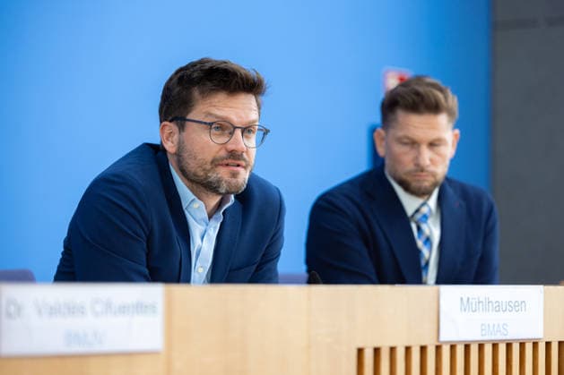 regierungspressekonferenz Deutschland, Berlin am 10. August 2026: Marius Mühlhausen,Stellvertretende Pressesprecher der Bundesministerium für Arbeit und Soziales (BMAS) stellt sich in der Bundespressekonferenz den Fragen der Presse