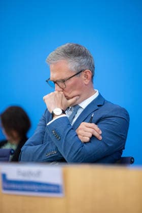 regierungspressekonferenz Deutschland, Berlin am 10. August 2026: Sebastian Hille (Nachdenklich), Stellvertretender Sprecher der Bundesregierung stellt sich der Presse in dem Saal der Bundespressekonferenz.