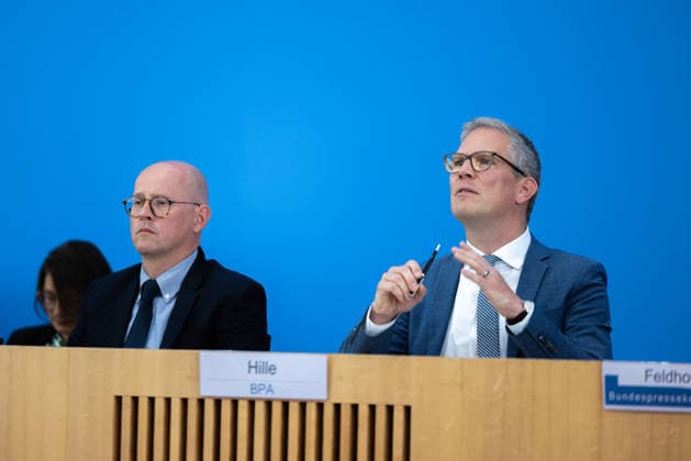 regierungspressekonferenz Deutschland, Berlin am 10. August 2026: Martin Giese, Sprecher des Auswärtigen Amts (AA) neben Sebastian Hille, Stellvertretender Sprecher der Bundesregierung (BPA) in dem Saal der Bundespressekonferenz vor der Presse.