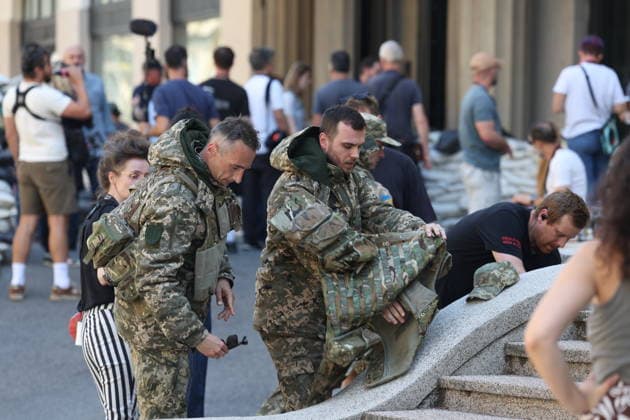 Zagreb, Croatia,100826 Filming of a movie about the war in Ukraine, directed by Doug Liman, outside the famous Hotel Esplanade in Zagreb, featuring Hollywood stars Sean Penn and Adrien Brody. Pictured: actors portraying Ukrainian soldiers. Photo: Ranko Suvar CROPIX Zagreb Croatia Copyright: xxRankoxSuvarx esplanade_film16-100826