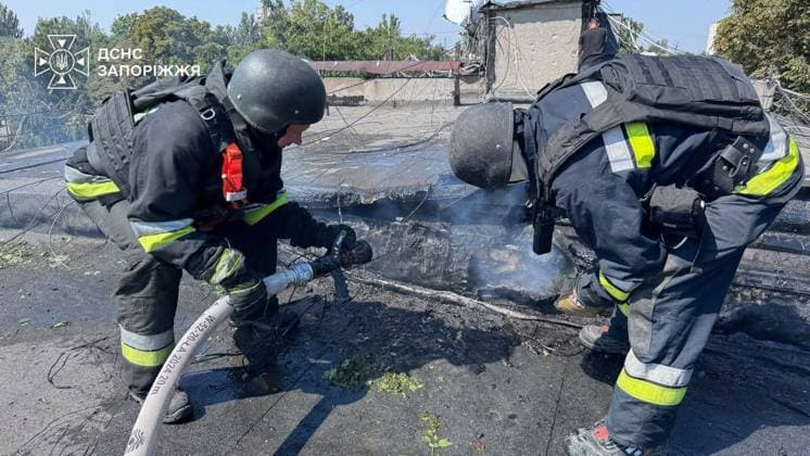 Four injured, including child, in Russian airstrikes on Zaporizhzhia ZAPORIZHZHIA, UKRAINE - AUGUST 10: (----EDITORIAL USE ONLY - MANDATORY CREDIT - STATE EMERGENCY SERVICE OF UKRAINE HANDOUT - NO MARKETING NO ADVERTISING CAMPAIGNS - DISTRIBUTED AS A SERVICE TO CLIENTS----) Emergency crews work at the scene following Russian airstrikes in Zaporizhzhia, Ukraine, on August 10, 2026. Four people, including a child, were injured in the strikes, which sparked fires on the roof of a five-story residential building and in four passenger cars. Several multi-story residential buildings, non-residential structures and more than 10 vehicles were damaged by the blast wave and shrapnel. Rescuers extinguished all fires. State Emergency Service of Ukr Copyright: x2026xAnadoluxStatexEmergencyxServicexofxUkrainex xHandoutx