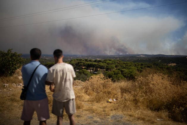 Aerial resources resume operations at the Niebla, Huelva, wildfire Residents watch the progress of the Niebla, Huelva, wildfire August 10, 2026, in Niebla, Huelva, Andalusia, Spain EMA Infoca’s aerial crews are already working this Monday morning to extinguish the wildfire that broke out last Thursday in Niebla, Huelva, following a night during which the operation managed to reestablish its defensive strategy against the northern flank of the fire. As of 9:two light amphibious aircraft and one heavy helicopter have been in operation, although more of these resources are expected to join the effort starting at 9:30 a.m.; therefore, the forecast is that the total will reach 26. This past Sunday, August 10, 2026, Niebla, Huelva, Andalusia, Sp  Copyright: xClaraxCarrascox 7708818
