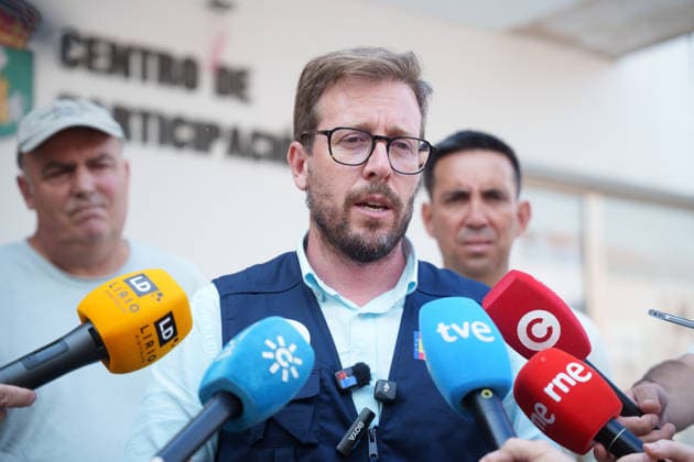 The Seville municipality of El Madrono has been evacuated due to the spread of the wildfire in Niebla, Huelva. The Government Subdelegate in Seville and acting delegate for Andalusia, Francisco Toscano, speaks to the media at Castillo de las Guardas following the evacuation of residents from El Madrono due to the forest fire in Niebla, Huelva. August 10, 2028, in El Madrono, Seville, Andalusia, Spain An evacuation order has been issued for the Seville municipality of El Madrono and its four hamlets due to the spread of the wildfire that broke out in Niebla, Huelva. The Forward Command Post has estimated that 286 people have been affected across the municipality and its four hamlets. AUGUST 10, 2026 Francisco J El Madrono, Seville, Andalusi  Copyright: xFranciscoxJ.xOlmox 7708863