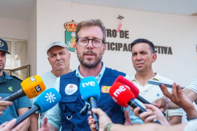 The Seville municipality of El Madrono has been evacuated due to the spread of the wildfire in Niebla, Huelva. The Government Subdelegate in Seville and acting delegate for Andalusia, Francisco Toscano, speaks to the media at Castillo de las Guardas following the evacuation of residents from El Madrono due to the forest fire in Niebla, Huelva. August 10, 2028, in El Madrono, Seville, Andalusia, Spain An evacuation order has been issued for the Seville municipality of El Madrono and its four hamlets due to the spread of the wildfire that broke out in Niebla, Huelva. The Forward Command Post has estimated that 286 people have been affected across the municipality and its four hamlets. AUGUST 10, 2026 Francisco J El Madrono, Seville, Andalusi  Copyright: xFranciscoxJ.xOlmox 7708864