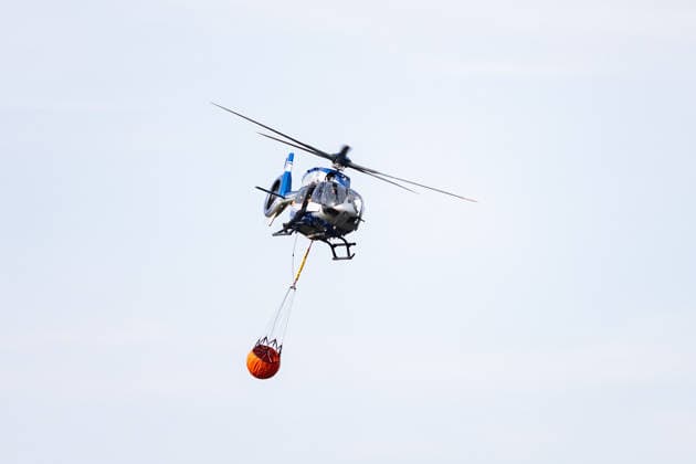 Feuerwehr kämpft bei Buschhoven gegen Flächenbrand am Waldrand Bei Buschhoven (Gemeinde Swisttal) breitet sich ein Flächenbrand aus: Ein zunächst brennendes Feld hat sich durch starken Wind auf angrenzenden Wald ausgeweitet, mehr als 10.000 Quadratmeter sind betroffen. Rund 150 Einsatzkräfte der Feuerwehr aus Swisttal, Alfter, Rheinbach und Weilerswist kämpfen gegen die Flammen, ein Polizeihubschrauber unterstützt die Löscharbeiten aus der Luft. Swisttal Buschhoven Nordrhein-Westfalen Deutschland Copyright: xMarcxJohnx