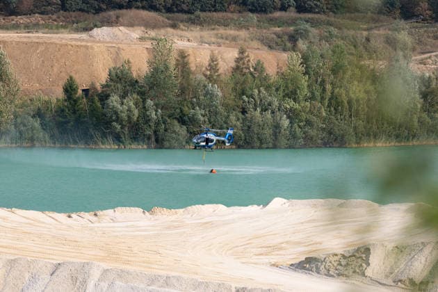 Feuerwehr kämpft bei Buschhoven gegen Flächenbrand am Waldrand Bei Buschhoven (Gemeinde Swisttal) entnimmt die Feuerwehr Löschwasser aus der angrenzenden Kiesgrube Flerzheim, um den Flächenbrand zu bekämpfen, der sich durch starken Wind vom Feld auf angrenzenden Wald ausgeweitet hat. Rund 150 Einsatzkräfte aus Swisttal, Alfter, Rheinbach und Weilerswist sind im Einsatz. Swisttal Buschhoven Nordrhein-Westfalen Deutschland Copyright: xMarcxJohnx
