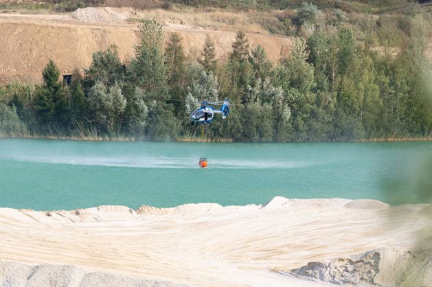Feuerwehr kämpft bei Buschhoven gegen Flächenbrand am Waldrand Bei Buschhoven (Gemeinde Swisttal) entnimmt die Feuerwehr Löschwasser aus der angrenzenden Kiesgrube Flerzheim, um den Flächenbrand zu bekämpfen, der sich durch starken Wind vom Feld auf angrenzenden Wald ausgeweitet hat. Rund 150 Einsatzkräfte aus Swisttal, Alfter, Rheinbach und Weilerswist sind im Einsatz. Swisttal Buschhoven Nordrhein-Westfalen Deutschland Copyright: xMarcxJohnx
