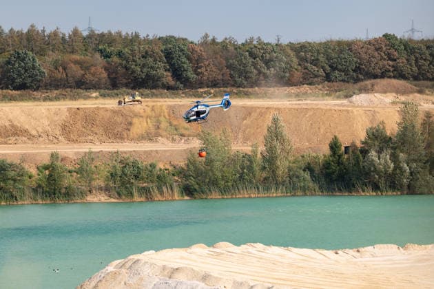 Feuerwehr kämpft bei Buschhoven gegen Flächenbrand am Waldrand Bei Buschhoven (Gemeinde Swisttal) entnimmt die Feuerwehr Löschwasser aus der angrenzenden Kiesgrube Flerzheim, um den Flächenbrand zu bekämpfen, der sich durch starken Wind vom Feld auf angrenzenden Wald ausgeweitet hat. Rund 150 Einsatzkräfte aus Swisttal, Alfter, Rheinbach und Weilerswist sind im Einsatz. Swisttal Buschhoven Nordrhein-Westfalen Deutschland Copyright: xMarcxJohnx