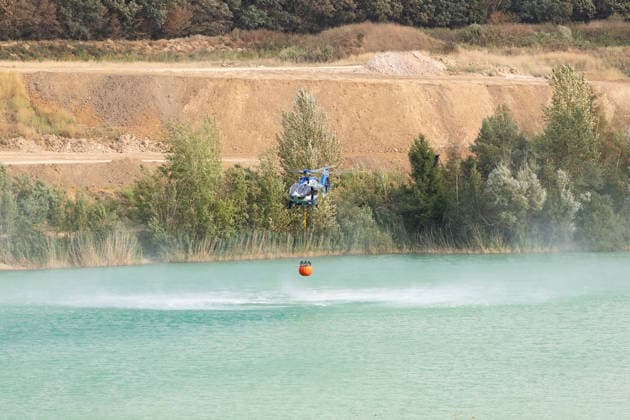 Feuerwehr kämpft bei Buschhoven gegen Flächenbrand am Waldrand Bei Buschhoven (Gemeinde Swisttal) entnimmt die Feuerwehr Löschwasser aus der angrenzenden Kiesgrube Flerzheim, um den Flächenbrand zu bekämpfen, der sich durch starken Wind vom Feld auf angrenzenden Wald ausgeweitet hat. Rund 150 Einsatzkräfte aus Swisttal, Alfter, Rheinbach und Weilerswist sind im Einsatz. Swisttal Buschhoven Nordrhein-Westfalen Deutschland Copyright: xMarcxJohnx