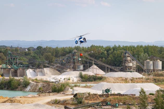 Feuerwehr kämpft bei Buschhoven gegen Flächenbrand am Waldrand Bei Buschhoven (Gemeinde Swisttal) breitet sich ein Flächenbrand aus: Ein zunächst brennendes Feld hat sich durch starken Wind auf angrenzenden Wald ausgeweitet, mehr als 10.000 Quadratmeter sind betroffen. Rund 150 Einsatzkräfte der Feuerwehr aus Swisttal, Alfter, Rheinbach und Weilerswist kämpfen gegen die Flammen, ein Polizeihubschrauber unterstützt die Löscharbeiten aus der Luft. Swisttal Buschhoven Nordrhein-Westfalen Deutschland Copyright: xMarcxJohnx