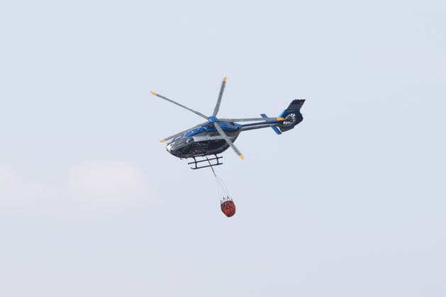 Feuerwehr kämpft bei Buschhoven gegen Flächenbrand am Waldrand Bei Buschhoven (Gemeinde Swisttal) breitet sich ein Flächenbrand aus: Ein zunächst brennendes Feld hat sich durch starken Wind auf angrenzenden Wald ausgeweitet, mehr als 10.000 Quadratmeter sind betroffen. Rund 150 Einsatzkräfte der Feuerwehr aus Swisttal, Alfter, Rheinbach und Weilerswist kämpfen gegen die Flammen, ein Polizeihubschrauber unterstützt die Löscharbeiten aus der Luft. Swisttal Buschhoven Nordrhein-Westfalen Deutschland Copyright: xMarcxJohnx