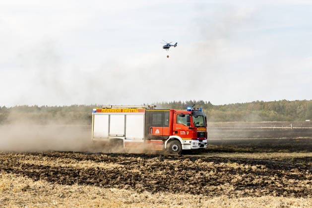 Feuerwehr kämpft bei Buschhoven gegen Flächenbrand am Waldrand Bei Buschhoven (Gemeinde Swisttal) breitet sich ein Flächenbrand aus: Ein zunächst brennendes Feld hat sich durch starken Wind auf angrenzenden Wald ausgeweitet, mehr als 10.000 Quadratmeter sind betroffen. Rund 150 Einsatzkräfte der Feuerwehr aus Swisttal, Alfter, Rheinbach und Weilerswist kämpfen gegen die Flammen, ein Polizeihubschrauber unterstützt die Löscharbeiten aus der Luft. Swisttal Buschhoven Nordrhein-Westfalen Deutschland Copyright: xMarcxJohnx