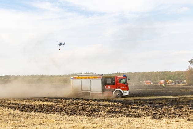 Feuerwehr kämpft bei Buschhoven gegen Flächenbrand am Waldrand Bei Buschhoven (Gemeinde Swisttal) breitet sich ein Flächenbrand aus: Ein zunächst brennendes Feld hat sich durch starken Wind auf angrenzenden Wald ausgeweitet, mehr als 10.000 Quadratmeter sind betroffen. Rund 150 Einsatzkräfte der Feuerwehr aus Swisttal, Alfter, Rheinbach und Weilerswist kämpfen gegen die Flammen, ein Polizeihubschrauber unterstützt die Löscharbeiten aus der Luft. Swisttal Buschhoven Nordrhein-Westfalen Deutschland Copyright: xMarcxJohnx