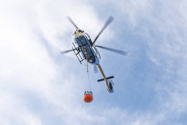 Feuerwehr kämpft bei Buschhoven gegen Flächenbrand am Waldrand Bei Buschhoven (Gemeinde Swisttal) breitet sich ein Flächenbrand aus: Ein zunächst brennendes Feld hat sich durch starken Wind auf angrenzenden Wald ausgeweitet, mehr als 10.000 Quadratmeter sind betroffen. Rund 150 Einsatzkräfte der Feuerwehr aus Swisttal, Alfter, Rheinbach und Weilerswist kämpfen gegen die Flammen, ein Polizeihubschrauber unterstützt die Löscharbeiten aus der Luft. Swisttal Buschhoven Nordrhein-Westfalen Deutschland Copyright: xMarcxJohnx
