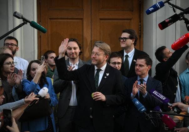Russia Parliamentary Election Yabloko Party Court 9220242 10.08.2026 Chairman of the Yabloko political party Nikolai Rybakov, centre, talks to the media after the Russian Supreme Court disqualified the party from the State Duma elections, outside the Supreme Court building, in Moscow, Russia. The lawsuit seeking Yabloko s disqualification from the elections was filed by the Rodina (Motherland) party, which denounced Yabloko as a Western-backed movement seeking to discredit the elections and Russia itself. Vladimir Astapkovich Sputnik Moscow Russia  Copyright: xVladimirxAstapkovichx