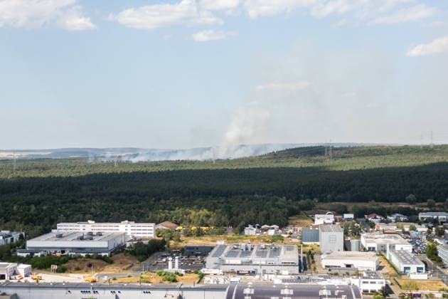 Vier Feuer lodern im Wald Fläche von mehreren Tausend Quadratmetern betroffen Ferienhaussiedlung nur knapp verschont In Rodenbach brennt es seit dem 10.08.2026 an vier Stellen im Wald zwischen den Ortsteilen Ober- und Niederrodenbach. Nach aktuellen Informationen erstreckt sich das Feuer auf einer Fläche von mehreren Tausend Quadratmetern, die Ursache ist zunächst unklar. Das Feuer breitete sich zunächst auch in Richtung einer nahegelegenen Ferienhaussiedlung aus, blieb dieser jedoch dank des Eingreifens der Feuerwehr fern. Die Löscharbeiten dauern nach aktuellen Informationen an, im Einsatz sind umfangreiche Feuerwehrkräfte auch aus dem benachbarten Aschaffenburg. Rodenbach Hessen Deutschland