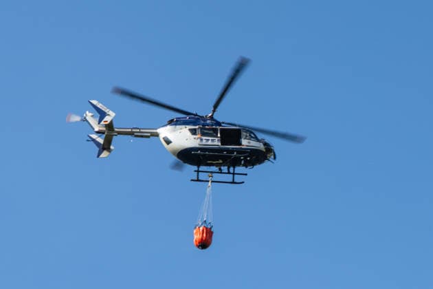 Vier Feuer lodern im Wald Fläche von mehreren Tausend Quadratmetern betroffen Ferienhaussiedlung nur knapp verschont In Rodenbach brennt es seit dem 10.08.2026 an vier Stellen im Wald zwischen den Ortsteilen Ober- und Niederrodenbach. Nach aktuellen Informationen erstreckt sich das Feuer auf einer Fläche von mehreren Tausend Quadratmetern, die Ursache ist zunächst unklar. Das Feuer breitete sich zunächst auch in Richtung einer nahegelegenen Ferienhaussiedlung aus, blieb dieser jedoch dank des Eingreifens der Feuerwehr fern. Die Löscharbeiten dauern nach aktuellen Informationen an, im Einsatz sind umfangreiche Feuerwehrkräfte auch aus dem benachbarten Aschaffenburg. Rodenbach Hessen Deutschland