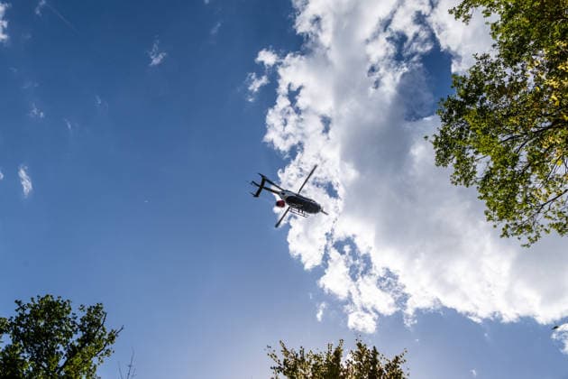 Vier Feuer lodern im Wald Fläche von mehreren Tausend Quadratmetern betroffen Ferienhaussiedlung nur knapp verschont In Rodenbach brennt es seit dem 10.08.2026 an vier Stellen im Wald zwischen den Ortsteilen Ober- und Niederrodenbach. Nach aktuellen Informationen erstreckt sich das Feuer auf einer Fläche von mehreren Tausend Quadratmetern, die Ursache ist zunächst unklar. Das Feuer breitete sich zunächst auch in Richtung einer nahegelegenen Ferienhaussiedlung aus, blieb dieser jedoch dank des Eingreifens der Feuerwehr fern. Die Löscharbeiten dauern nach aktuellen Informationen an, im Einsatz sind umfangreiche Feuerwehrkräfte auch aus dem benachbarten Aschaffenburg. Rodenbach Hessen Deutschland