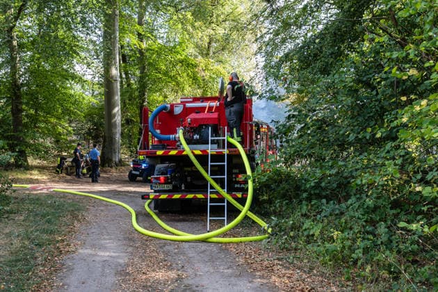 Vier Feuer lodern im Wald Fläche von mehreren Tausend Quadratmetern betroffen Ferienhaussiedlung nur knapp verschont In Rodenbach brennt es seit dem 10.08.2026 an vier Stellen im Wald zwischen den Ortsteilen Ober- und Niederrodenbach. Nach aktuellen Informationen erstreckt sich das Feuer auf einer Fläche von mehreren Tausend Quadratmetern, die Ursache ist zunächst unklar. Das Feuer breitete sich zunächst auch in Richtung einer nahegelegenen Ferienhaussiedlung aus, blieb dieser jedoch dank des Eingreifens der Feuerwehr fern. Die Löscharbeiten dauern nach aktuellen Informationen an, im Einsatz sind umfangreiche Feuerwehrkräfte auch aus dem benachbarten Aschaffenburg. Rodenbach Hessen Deutschland