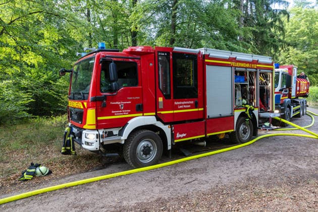 Vier Feuer lodern im Wald Fläche von mehreren Tausend Quadratmetern betroffen Ferienhaussiedlung nur knapp verschont In Rodenbach brennt es seit dem 10.08.2026 an vier Stellen im Wald zwischen den Ortsteilen Ober- und Niederrodenbach. Nach aktuellen Informationen erstreckt sich das Feuer auf einer Fläche von mehreren Tausend Quadratmetern, die Ursache ist zunächst unklar. Das Feuer breitete sich zunächst auch in Richtung einer nahegelegenen Ferienhaussiedlung aus, blieb dieser jedoch dank des Eingreifens der Feuerwehr fern. Die Löscharbeiten dauern nach aktuellen Informationen an, im Einsatz sind umfangreiche Feuerwehrkräfte auch aus dem benachbarten Aschaffenburg. Rodenbach Hessen Deutschland