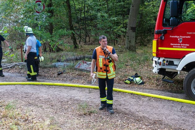 Vier Feuer lodern im Wald Fläche von mehreren Tausend Quadratmetern betroffen Ferienhaussiedlung nur knapp verschont In Rodenbach brennt es seit dem 10.08.2026 an vier Stellen im Wald zwischen den Ortsteilen Ober- und Niederrodenbach. Nach aktuellen Informationen erstreckt sich das Feuer auf einer Fläche von mehreren Tausend Quadratmetern, die Ursache ist zunächst unklar. Das Feuer breitete sich zunächst auch in Richtung einer nahegelegenen Ferienhaussiedlung aus, blieb dieser jedoch dank des Eingreifens der Feuerwehr fern. Die Löscharbeiten dauern nach aktuellen Informationen an, im Einsatz sind umfangreiche Feuerwehrkräfte auch aus dem benachbarten Aschaffenburg. Rodenbach Hessen Deutschland