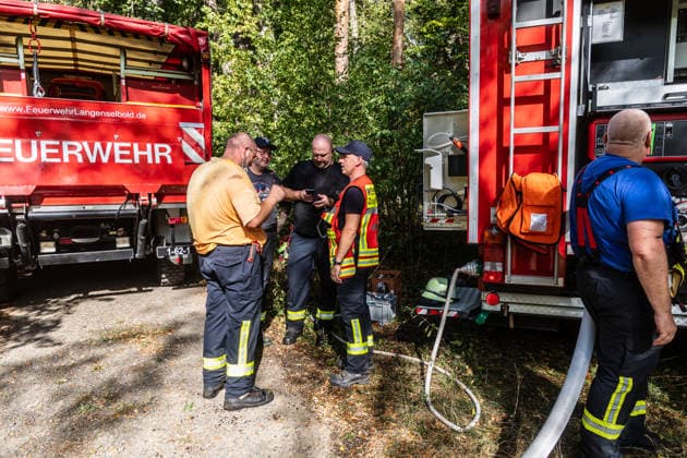 Vier Feuer lodern im Wald Fläche von mehreren Tausend Quadratmetern betroffen Ferienhaussiedlung nur knapp verschont In Rodenbach brennt es seit dem 10.08.2026 an vier Stellen im Wald zwischen den Ortsteilen Ober- und Niederrodenbach. Nach aktuellen Informationen erstreckt sich das Feuer auf einer Fläche von mehreren Tausend Quadratmetern, die Ursache ist zunächst unklar. Das Feuer breitete sich zunächst auch in Richtung einer nahegelegenen Ferienhaussiedlung aus, blieb dieser jedoch dank des Eingreifens der Feuerwehr fern. Die Löscharbeiten dauern nach aktuellen Informationen an, im Einsatz sind umfangreiche Feuerwehrkräfte auch aus dem benachbarten Aschaffenburg. Rodenbach Hessen Deutschland