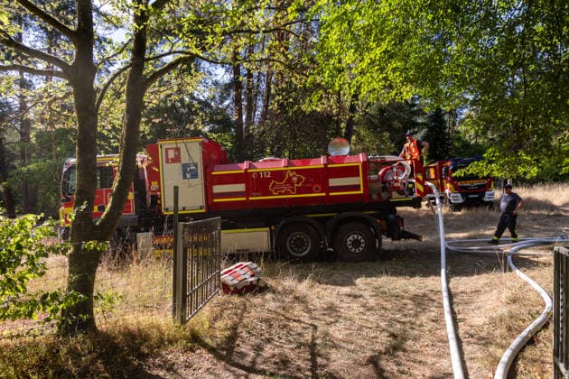 Vier Feuer lodern im Wald Fläche von mehreren Tausend Quadratmetern betroffen Ferienhaussiedlung nur knapp verschont In Rodenbach brennt es seit dem 10.08.2026 an vier Stellen im Wald zwischen den Ortsteilen Ober- und Niederrodenbach. Nach aktuellen Informationen erstreckt sich das Feuer auf einer Fläche von mehreren Tausend Quadratmetern, die Ursache ist zunächst unklar. Das Feuer breitete sich zunächst auch in Richtung einer nahegelegenen Ferienhaussiedlung aus, blieb dieser jedoch dank des Eingreifens der Feuerwehr fern. Die Löscharbeiten dauern nach aktuellen Informationen an, im Einsatz sind umfangreiche Feuerwehrkräfte auch aus dem benachbarten Aschaffenburg. Rodenbach Hessen Deutschland