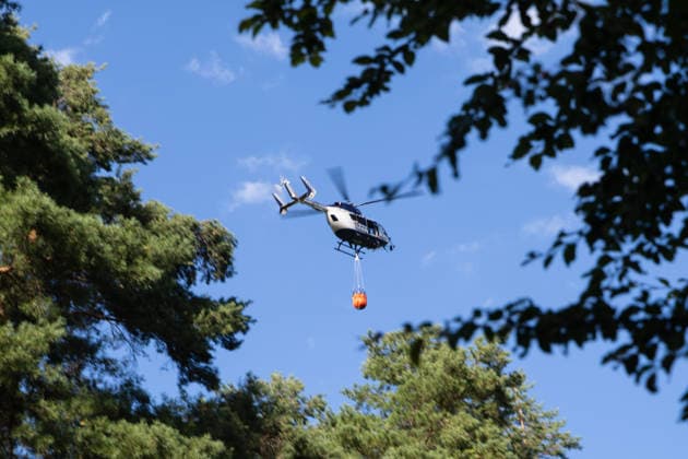 Vier Feuer lodern im Wald Fläche von mehreren Tausend Quadratmetern betroffen Ferienhaussiedlung nur knapp verschont In Rodenbach brennt es seit dem 10.08.2026 an vier Stellen im Wald zwischen den Ortsteilen Ober- und Niederrodenbach. Nach aktuellen Informationen erstreckt sich das Feuer auf einer Fläche von mehreren Tausend Quadratmetern, die Ursache ist zunächst unklar. Das Feuer breitete sich zunächst auch in Richtung einer nahegelegenen Ferienhaussiedlung aus, blieb dieser jedoch dank des Eingreifens der Feuerwehr fern. Die Löscharbeiten dauern nach aktuellen Informationen an, im Einsatz sind umfangreiche Feuerwehrkräfte auch aus dem benachbarten Aschaffenburg. Rodenbach Hessen Deutschland