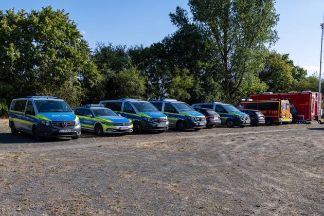 Vier Feuer lodern im Wald Fläche von mehreren Tausend Quadratmetern betroffen Ferienhaussiedlung nur knapp verschont In Rodenbach brennt es seit dem 10.08.2026 an vier Stellen im Wald zwischen den Ortsteilen Ober- und Niederrodenbach. Nach aktuellen Informationen erstreckt sich das Feuer auf einer Fläche von mehreren Tausend Quadratmetern, die Ursache ist zunächst unklar. Das Feuer breitete sich zunächst auch in Richtung einer nahegelegenen Ferienhaussiedlung aus, blieb dieser jedoch dank des Eingreifens der Feuerwehr fern. Die Löscharbeiten dauern nach aktuellen Informationen an, im Einsatz sind umfangreiche Feuerwehrkräfte auch aus dem benachbarten Aschaffenburg. Rodenbach Hessen Deutschland