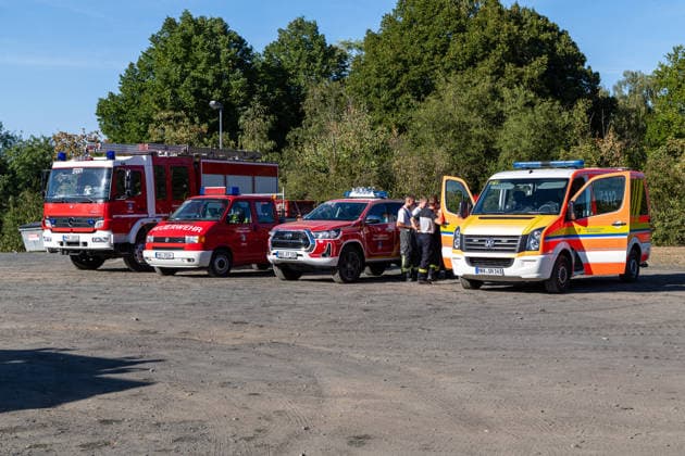 Vier Feuer lodern im Wald Fläche von mehreren Tausend Quadratmetern betroffen Ferienhaussiedlung nur knapp verschont In Rodenbach brennt es seit dem 10.08.2026 an vier Stellen im Wald zwischen den Ortsteilen Ober- und Niederrodenbach. Nach aktuellen Informationen erstreckt sich das Feuer auf einer Fläche von mehreren Tausend Quadratmetern, die Ursache ist zunächst unklar. Das Feuer breitete sich zunächst auch in Richtung einer nahegelegenen Ferienhaussiedlung aus, blieb dieser jedoch dank des Eingreifens der Feuerwehr fern. Die Löscharbeiten dauern nach aktuellen Informationen an, im Einsatz sind umfangreiche Feuerwehrkräfte auch aus dem benachbarten Aschaffenburg. Rodenbach Hessen Deutschland