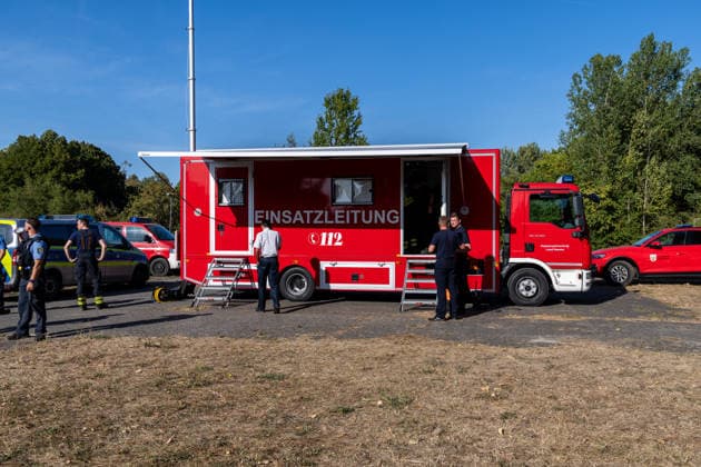 Vier Feuer lodern im Wald Fläche von mehreren Tausend Quadratmetern betroffen Ferienhaussiedlung nur knapp verschont In Rodenbach brennt es seit dem 10.08.2026 an vier Stellen im Wald zwischen den Ortsteilen Ober- und Niederrodenbach. Nach aktuellen Informationen erstreckt sich das Feuer auf einer Fläche von mehreren Tausend Quadratmetern, die Ursache ist zunächst unklar. Das Feuer breitete sich zunächst auch in Richtung einer nahegelegenen Ferienhaussiedlung aus, blieb dieser jedoch dank des Eingreifens der Feuerwehr fern. Die Löscharbeiten dauern nach aktuellen Informationen an, im Einsatz sind umfangreiche Feuerwehrkräfte auch aus dem benachbarten Aschaffenburg. Rodenbach Hessen Deutschland