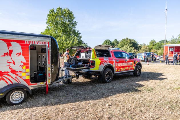 Vier Feuer lodern im Wald Fläche von mehreren Tausend Quadratmetern betroffen Ferienhaussiedlung nur knapp verschont In Rodenbach brennt es seit dem 10.08.2026 an vier Stellen im Wald zwischen den Ortsteilen Ober- und Niederrodenbach. Nach aktuellen Informationen erstreckt sich das Feuer auf einer Fläche von mehreren Tausend Quadratmetern, die Ursache ist zunächst unklar. Das Feuer breitete sich zunächst auch in Richtung einer nahegelegenen Ferienhaussiedlung aus, blieb dieser jedoch dank des Eingreifens der Feuerwehr fern. Die Löscharbeiten dauern nach aktuellen Informationen an, im Einsatz sind umfangreiche Feuerwehrkräfte auch aus dem benachbarten Aschaffenburg. Rodenbach Hessen Deutschland