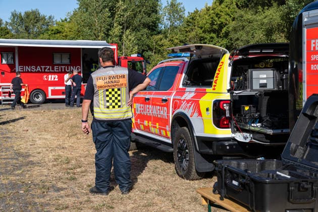 Vier Feuer lodern im Wald Fläche von mehreren Tausend Quadratmetern betroffen Ferienhaussiedlung nur knapp verschont In Rodenbach brennt es seit dem 10.08.2026 an vier Stellen im Wald zwischen den Ortsteilen Ober- und Niederrodenbach. Nach aktuellen Informationen erstreckt sich das Feuer auf einer Fläche von mehreren Tausend Quadratmetern, die Ursache ist zunächst unklar. Das Feuer breitete sich zunächst auch in Richtung einer nahegelegenen Ferienhaussiedlung aus, blieb dieser jedoch dank des Eingreifens der Feuerwehr fern. Die Löscharbeiten dauern nach aktuellen Informationen an, im Einsatz sind umfangreiche Feuerwehrkräfte auch aus dem benachbarten Aschaffenburg. Rodenbach Hessen Deutschland