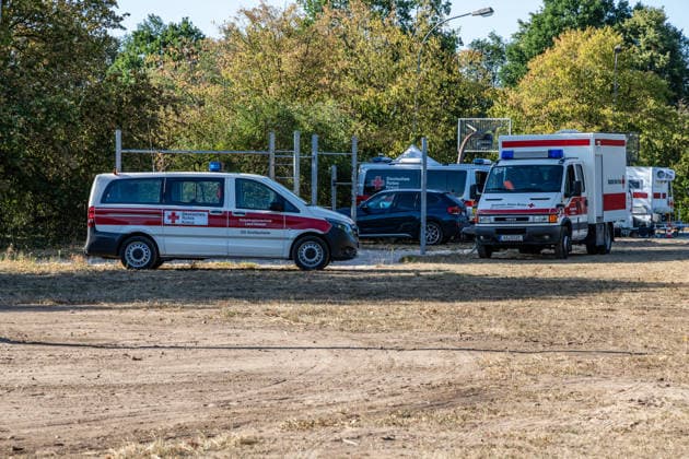 Vier Feuer lodern im Wald Fläche von mehreren Tausend Quadratmetern betroffen Ferienhaussiedlung nur knapp verschont In Rodenbach brennt es seit dem 10.08.2026 an vier Stellen im Wald zwischen den Ortsteilen Ober- und Niederrodenbach. Nach aktuellen Informationen erstreckt sich das Feuer auf einer Fläche von mehreren Tausend Quadratmetern, die Ursache ist zunächst unklar. Das Feuer breitete sich zunächst auch in Richtung einer nahegelegenen Ferienhaussiedlung aus, blieb dieser jedoch dank des Eingreifens der Feuerwehr fern. Die Löscharbeiten dauern nach aktuellen Informationen an, im Einsatz sind umfangreiche Feuerwehrkräfte auch aus dem benachbarten Aschaffenburg. Rodenbach Hessen Deutschland