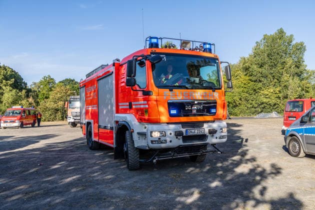 Vier Feuer lodern im Wald Fläche von mehreren Tausend Quadratmetern betroffen Ferienhaussiedlung nur knapp verschont In Rodenbach brennt es seit dem 10.08.2026 an vier Stellen im Wald zwischen den Ortsteilen Ober- und Niederrodenbach. Nach aktuellen Informationen erstreckt sich das Feuer auf einer Fläche von mehreren Tausend Quadratmetern, die Ursache ist zunächst unklar. Das Feuer breitete sich zunächst auch in Richtung einer nahegelegenen Ferienhaussiedlung aus, blieb dieser jedoch dank des Eingreifens der Feuerwehr fern. Die Löscharbeiten dauern nach aktuellen Informationen an, im Einsatz sind umfangreiche Feuerwehrkräfte auch aus dem benachbarten Aschaffenburg. Rodenbach Hessen Deutschland