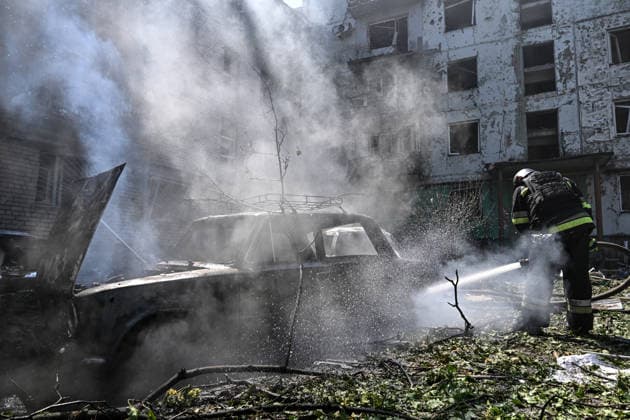 A rescuer extinguishes a fire in a car destroyed by a Russian air strike, Zaporizhzhia, Ukraine, August 10, 2026. Russian forces attacked civilian infrastructure in the regional capital and the Zaporizhzhia district with guided aerial bombs. Apartment blocks and private houses were damaged, and cars were wrecked. At least 24 people were injured, including two children. (Photo by Dmytro Smolienko Ukrinform) Russian army attacks Zaporizhzhia with guided bombs again  Copyright: xDmytroxSmolienkox