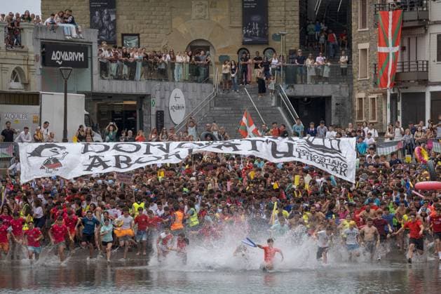 August 10, 2026, Donostia - San Sebastian, Gipuzkoa, Spain: DONOSTIAÃ¢â‚¬SAN SEBASTIoÂN, SPAIN Ã¢â‚¬ AUGUST 10, 2026: Revellers attempt to navigate hand-made rafts towards La Concha Beach during the annual Abordaje ( Boarding ) event in DonostiaÃ¢â‚¬San SebastioÂ¡n. The popular spectacle is the flagship event of the alternative program organized by the Pirates of San SebastioÂ¡n, a participatory grassroots movement that forms part of the city s Semana Grande (Big Week) celebrations. Donostia - San Sebastian Spain  - ZUMAq101 20260810_zna_q101_046 Copyright: xGarixGaraialdex
