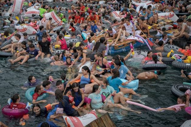 August 10, 2026, Donostia - San Sebastian, Gipuzkoa, Spain: DONOSTIAÃ¢â‚¬SAN SEBASTIoÂN, SPAIN Ã¢â‚¬ AUGUST 10, 2026: Revellers attempt to navigate hand-made rafts towards La Concha Beach during the annual Abordaje ( Boarding ) event in DonostiaÃ¢â‚¬San SebastioÂ¡n. The popular spectacle is the flagship event of the alternative program organized by the Pirates of San SebastioÂ¡n, a participatory grassroots movement that forms part of the city s Semana Grande (Big Week) celebrations. Donostia - San Sebastian Spain  - ZUMAq101 20260810_zna_q101_042 Copyright: xGarixGaraialdex