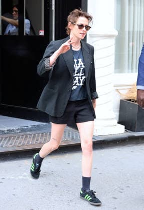 Kristen Stewart out in New York Actress Kristen Stewart is leaving a building on her way to promote her new movie The Wrong Girls in New York on August 10, 2026. Photo by Dylan Travis ABACAPRESS.COM New York NY  Copyright: xDylanxTravis ABACAx