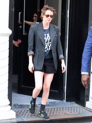 Kristen Stewart out in New York Actress Kristen Stewart is leaving a building on her way to promote her new movie The Wrong Girls in New York on August 10, 2026. Photo by Dylan Travis ABACAPRESS.COM New York NY  Copyright: xDylanxTravis ABACAx