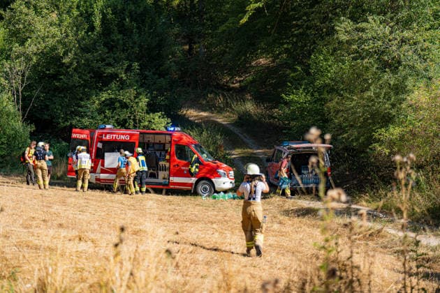Feuer in Wald und in Wohngebiet fordert weit über 300 Einsatzkräfte Am 10.08.2026 brach gegen 13:15 Uhr zwischen Bad Schwalbach-Adolfseck und Hohenstein-Breithardt ein Waldbrand aus, der sich rasch auf über 8000 Quadratmeter ausbreitete. Rund 300 Feuerwehrkräfte sowie Kräfte von HessenForst bekämpften den Brand, für die Wasserversorgung wurde die B54 gesperrt. Gegen 14:15 Uhr griff parallel in Bad Schwalbach ein Feuer an einem Hang auf einen Anbau mit Garage über. Bei den beiden Einsätzen wurden insgesamt neun Personen leicht verletzt, zwei Einsatzkräfte mussten wegen Rauchgasinhalation ins Krankenhaus gebracht werden. Laut Kreisbrandmeister Michael Ehresmann besteht der Verdacht auf fahrlässige oder vorsätzliche Brandstiftung,
