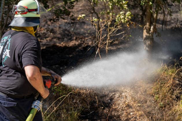 Feuer in Wald und in Wohngebiet fordert weit über 300 Einsatzkräfte Am 10.08.2026 brach gegen 13:15 Uhr zwischen Bad Schwalbach-Adolfseck und Hohenstein-Breithardt ein Waldbrand aus, der sich rasch auf über 8000 Quadratmeter ausbreitete. Rund 300 Feuerwehrkräfte sowie Kräfte von HessenForst bekämpften den Brand, für die Wasserversorgung wurde die B54 gesperrt. Gegen 14:15 Uhr griff parallel in Bad Schwalbach ein Feuer an einem Hang auf einen Anbau mit Garage über. Bei den beiden Einsätzen wurden insgesamt neun Personen leicht verletzt, zwei Einsatzkräfte mussten wegen Rauchgasinhalation ins Krankenhaus gebracht werden. Laut Kreisbrandmeister Michael Ehresmann besteht der Verdacht auf fahrlässige oder vorsätzliche Brandstiftung,