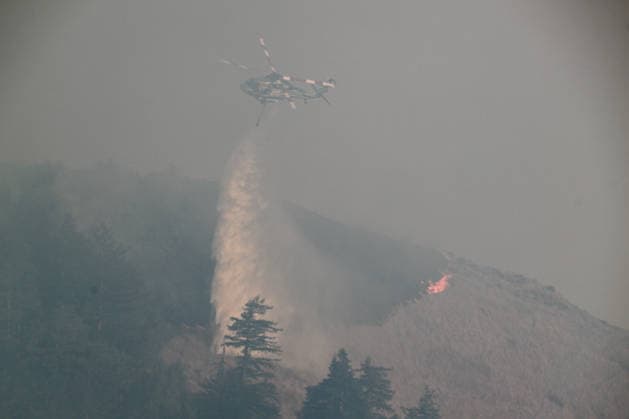California s Timber Fire of wildfire in Big Sur BIG SUR, CALIFORNIA - AUG 10: A fire helicopter in operational as Timber Fire of wildfire continues in Big Sur of California, United States on August 10, 2026. Tayfun Coskun Anadolu California United States. Editorial use only. Please get in touch for any other usage.  Copyright: x2026xAnadoluxTayfunxCoskunx